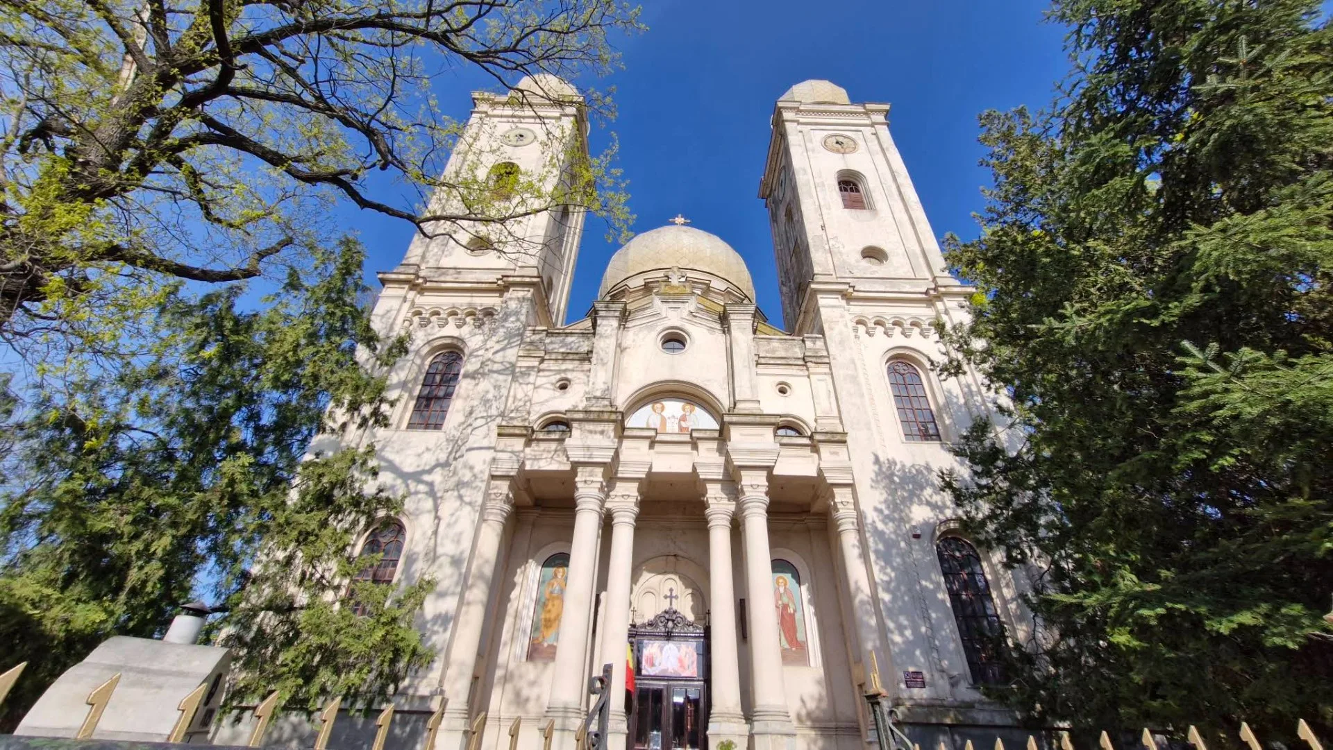 Vezi locația Biserica Sfinții Apostoli Petru și Pavel