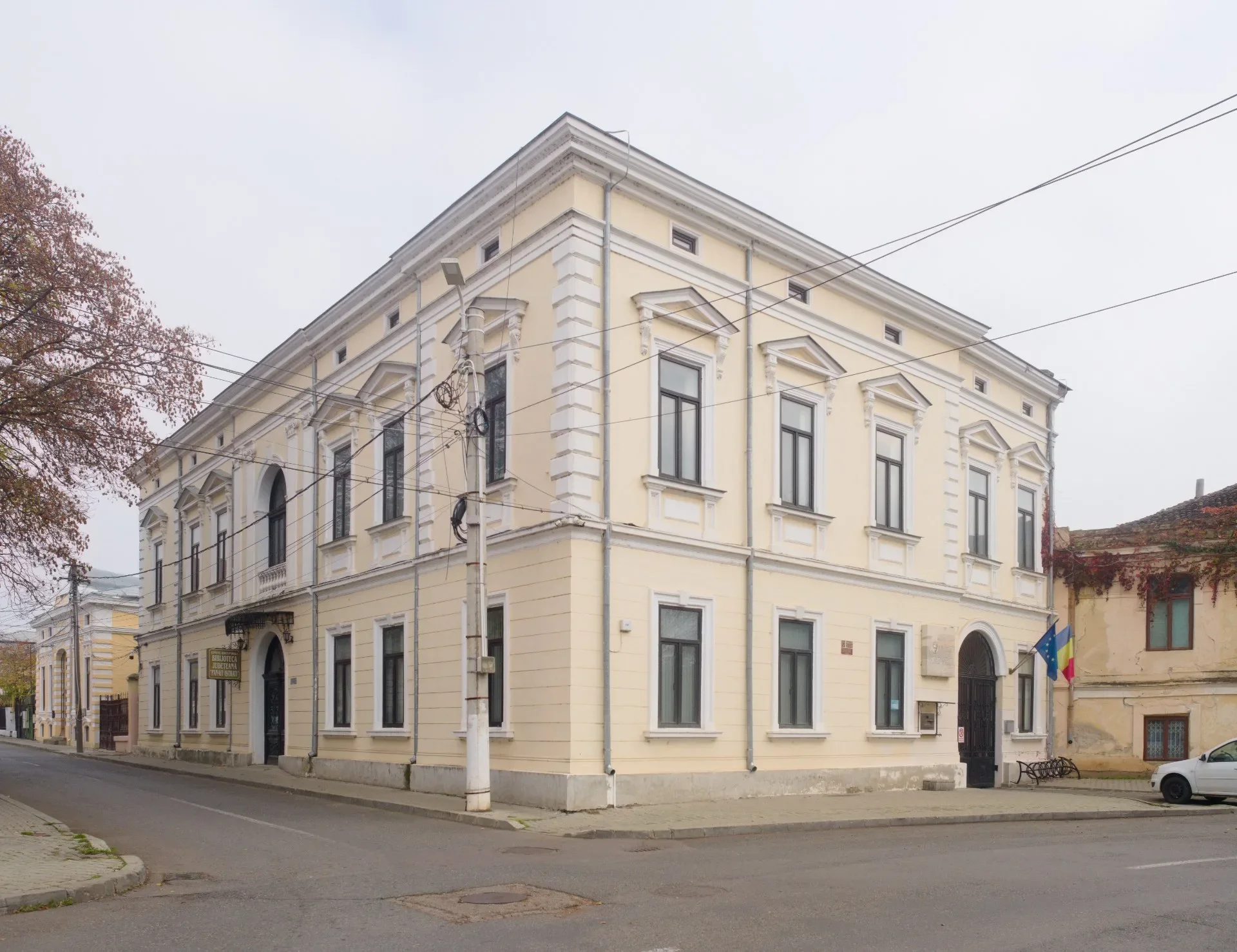 Clădirea de patrimoniu a Bibliotecii Județene „Panait Istrati”, Piața Poligon, fotografie din 2025